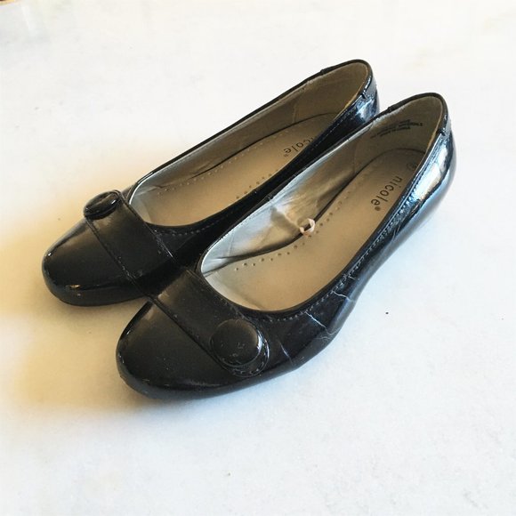 Nicole shiny black patent ballet flats / shoes with buttons - Picture 3 of 9